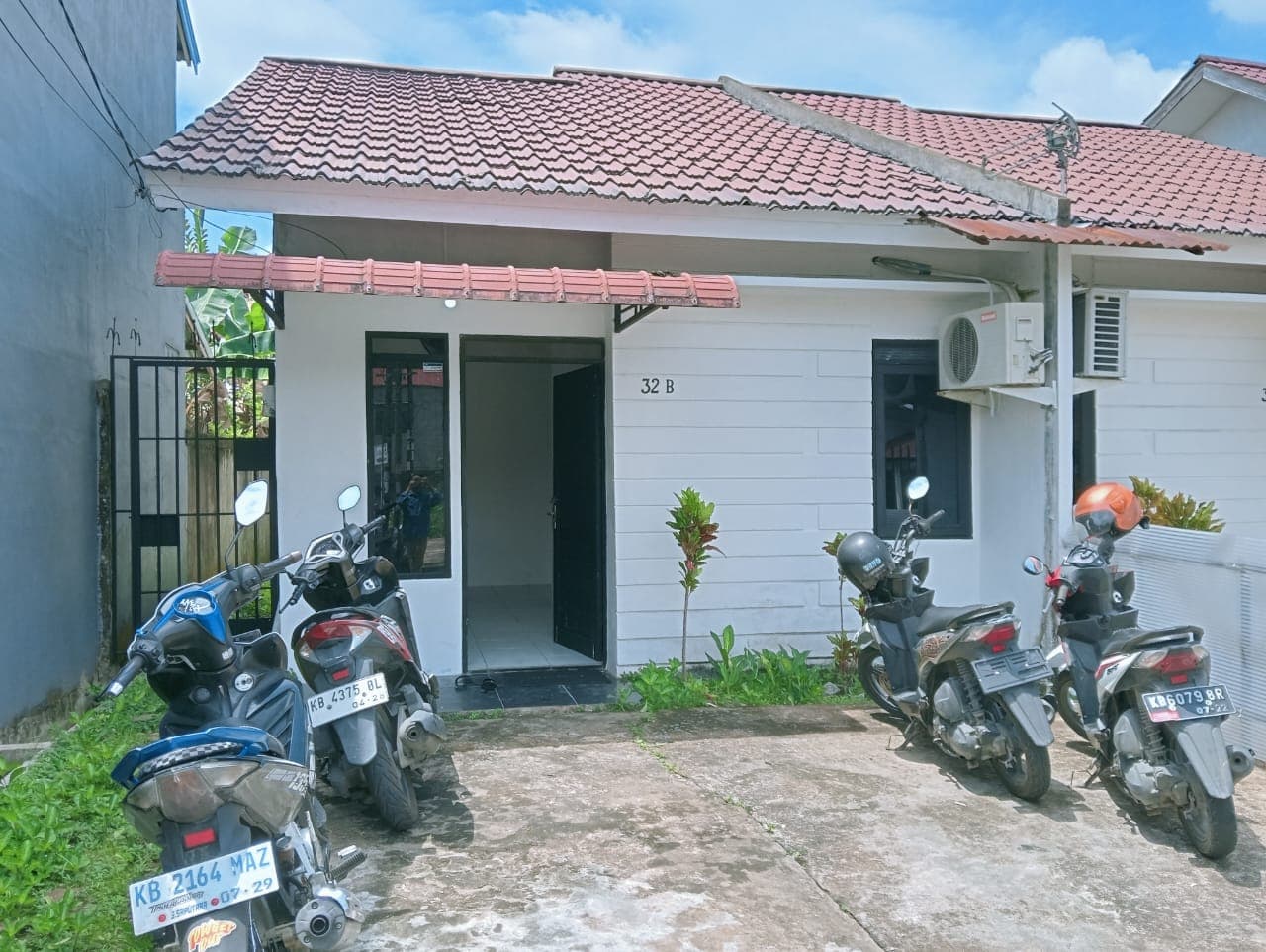 Banner gedung perkantoran modern untuk halaman Tentang Kami